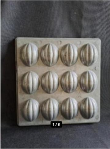 Vintage French Madeleine Tray. 12 cake 1/2 Shell Pattern 10 beschikbaar voor biedingen