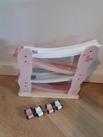 Houten autobaan met auto's - Roze/Wit, Ophalen of Verzenden, Zo goed als nieuw, Rij- of Hobbelspeelgoed