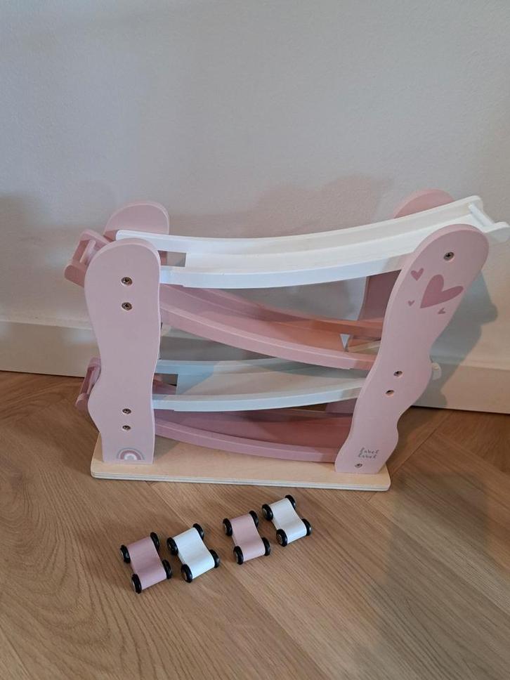 Houten autobaan met auto's - Roze/Wit, Kinderen en Baby's, Speelgoed | Houten speelgoed, Zo goed als nieuw, Rij- of Hobbelspeelgoed