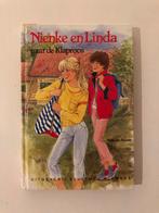 Nienke en Linda naar de Klaproos - Willy van Roode, Boeken, Ophalen of Verzenden, Zo goed als nieuw, Fictie algemeen