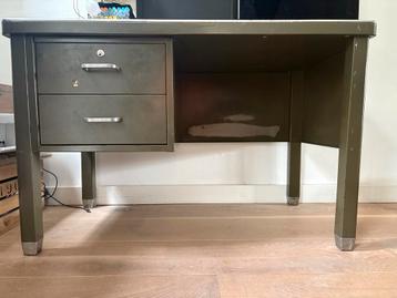 Vintage Metalen Bureau met 2 Lades beschikbaar voor biedingen