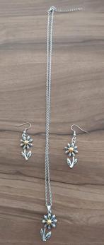 Rvs ketting met madelief hanger en bijpassende oorhangers., Verzenden, Nieuw, Zilver, Verstelbaar