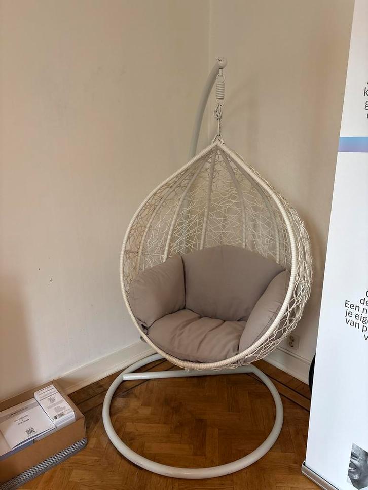 Ei-stoel - hangstoel met standaard, Tuin en Terras, Hangmatten, Zo goed als nieuw, Met standaard, Binnen, Buiten, Ophalen