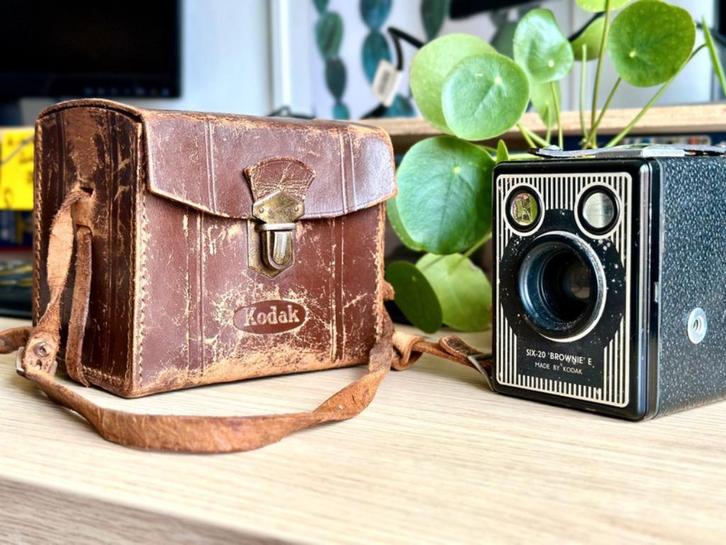 Vintage box camera (Kodak Six-20 Brownie E), Audio, Tv en Foto, Fotocamera's Analoog, Gebruikt, Compact, Kodak, Ophalen of Verzenden