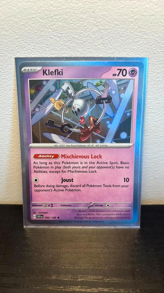Klefki 096/198 Scarlet & violet holo pokemon kaart, Hobby en Vrije tijd, Verzamelkaartspellen | Pokémon, Nieuw, Boosterbox, Ophalen of Verzenden