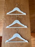 3 kledinghangers, wit, hout - kinderkleding, Ophalen of Verzenden, Zo goed als nieuw, Hout, Kinderen