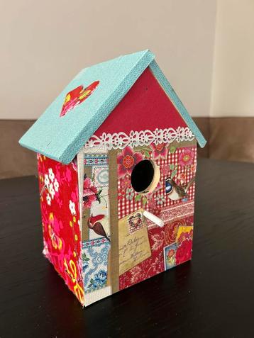 Decoratief vogelhuisje beschikbaar voor biedingen