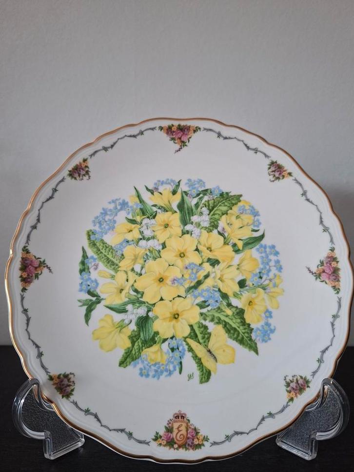 Royal Albert 'Primroses' Bord - The Queen Mother's Flowers, Antiek en Kunst, Antiek | Schalen, Ophalen
