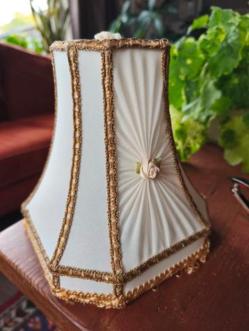  Vintage lampenkapje crème met goudaccenten – 15 cm hoog  beschikbaar voor biedingen