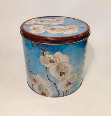 Koektrommel, blauw met witte orchideeën erop, Jacobsen beschikbaar voor biedingen
