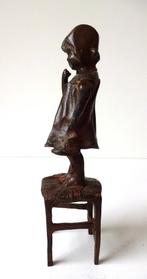 Bronzen beeldje van meisje staande op een kruk 3308-b, Antiek en Kunst, Antiek | Koper en Brons, Ophalen of Verzenden, Brons