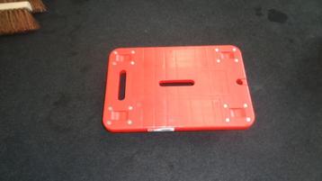 plateu hondjes    4 wielen in kunstof en in hout  beschikbaar voor biedingen