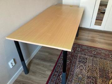 Bureau / tafel gratis beschikbaar voor biedingen
