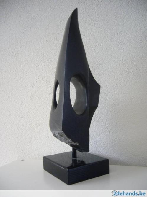 BEELD uit STEEN  "OUDE SCHOEN" -- harde steensoort., Antiek en Kunst, Kunst | Beelden en Houtsnijwerken, Ophalen
