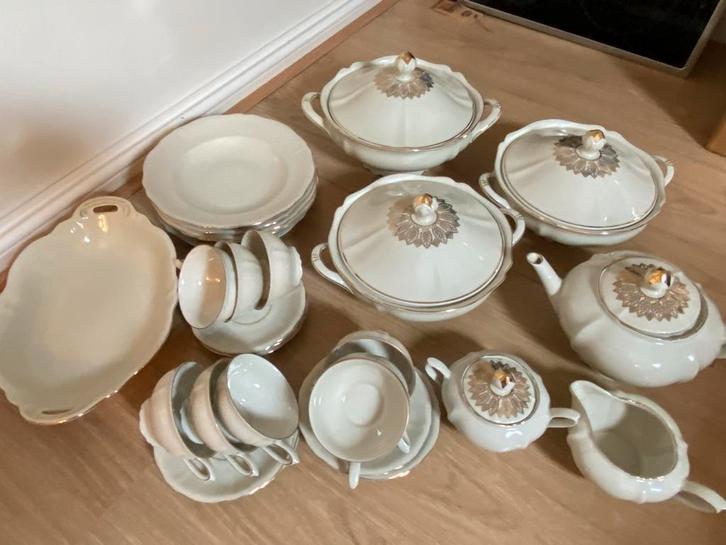 Vintage Porseleinen Servies met Gouden Details, Antiek en Kunst, Antiek | Schalen, Ophalen of Verzenden