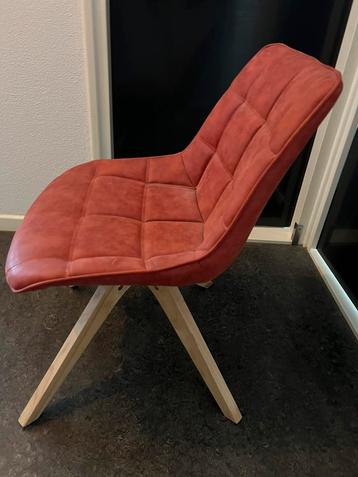 1 Rode suède zeer nette stoel beschikbaar voor biedingen