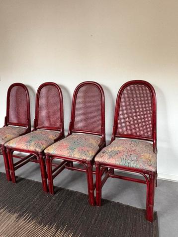 Vintage set van 4 bamboe houten wijnrode stoelen beschikbaar voor biedingen