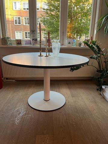 Ronde eettafel – wit met zwarte rand (design look) beschikbaar voor biedingen