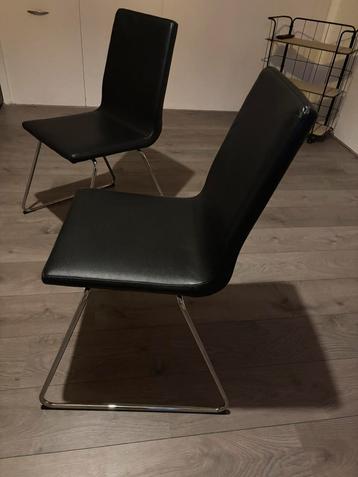 Set van 4 eetkamerstoelen van zwart skai leer beschikbaar voor biedingen