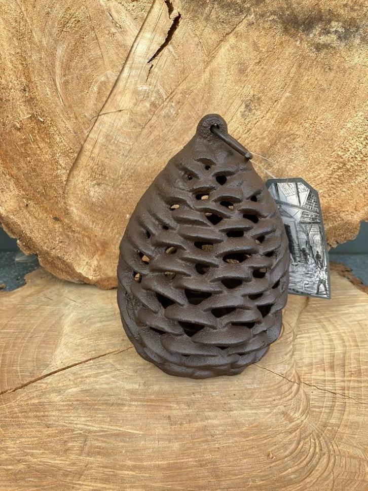 GIETIJZEREN LANTAARN DENNENAPPEL GROOT NIEUW, Tuin en Terras, Tuinbeelden, Nieuw, Overige typen, Metaal, Ophalen of Verzenden