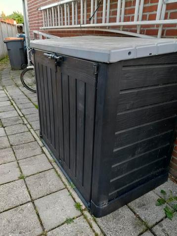 Container kast netjes opgeruimd  beschikbaar voor biedingen