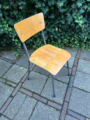 Vintage Industriele Stoel Schoolstoel beschikbaar voor biedingen