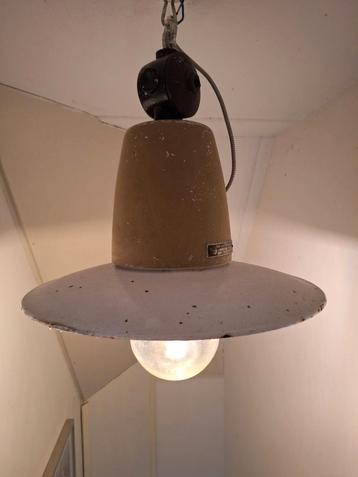 Stoere industriële hanglamp uit de DDR