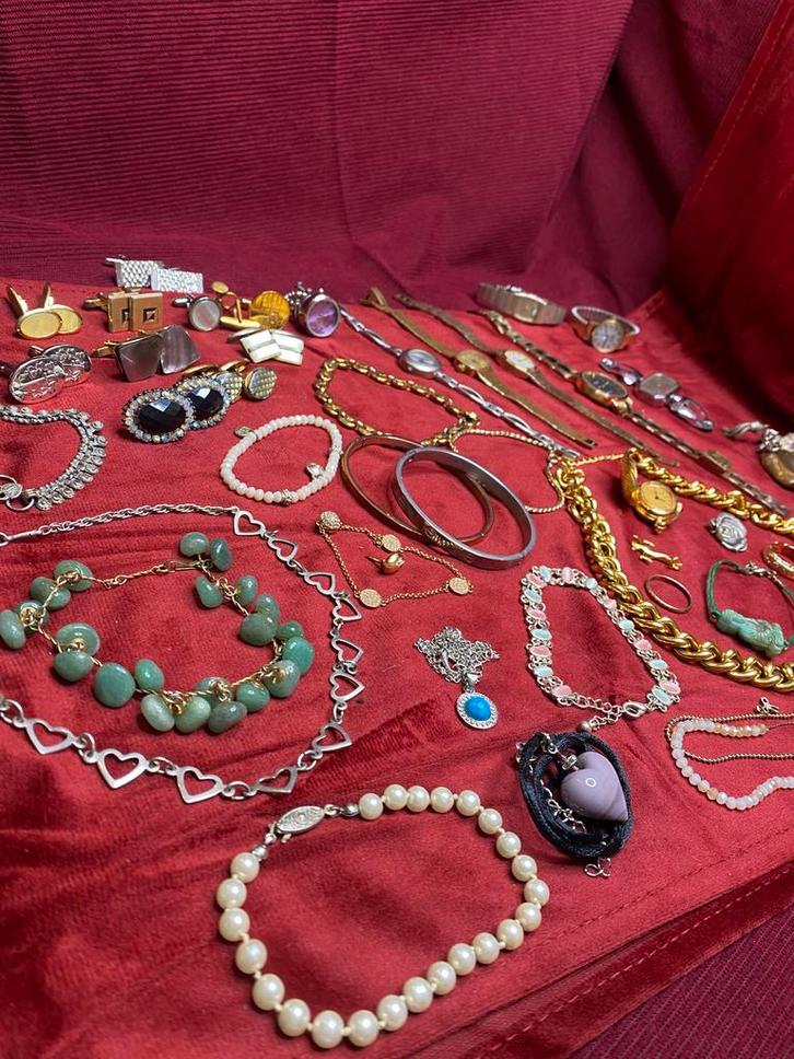 Lot  Sieraden en oude horloges, Sieraden, Tassen en Uiterlijk, Armbanden, Gebruikt, Overige materialen, Overige kleuren, Met bedels of kralen