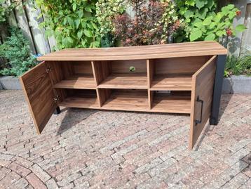 TV meubel. in het midden is de plank doorgezakt