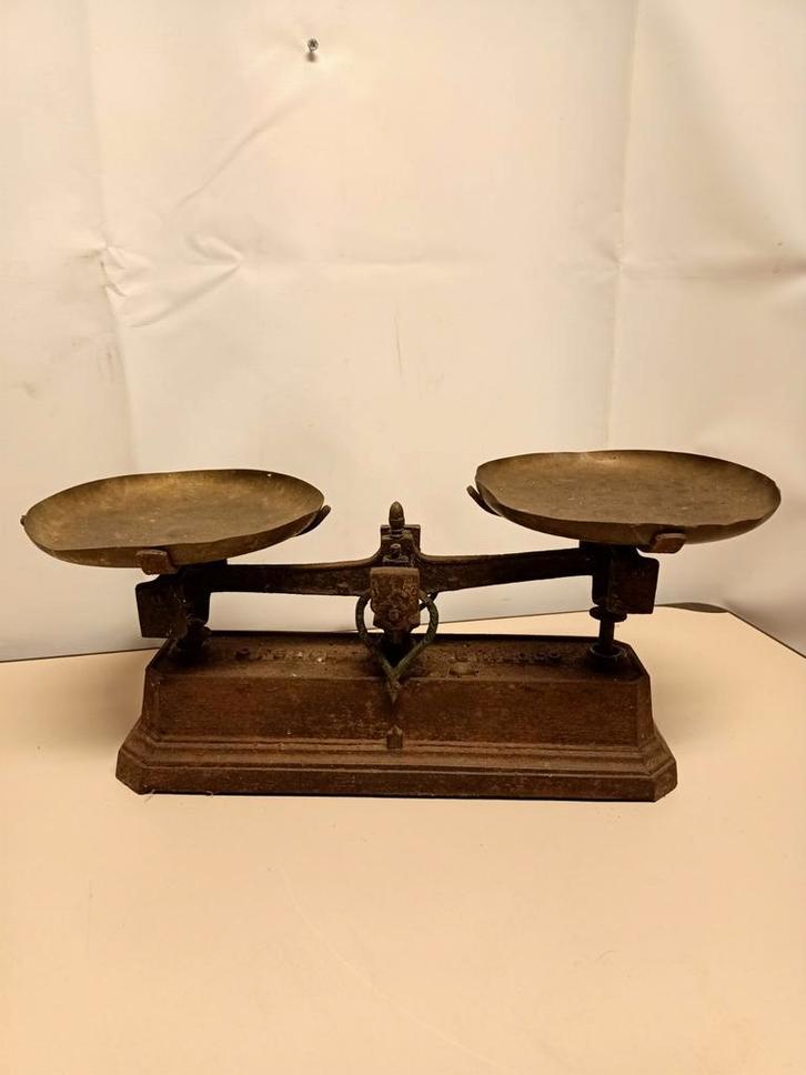 Antieke Gietijzeren Weegschaal met Messing Schalen, Antiek en Kunst, Antiek | Gereedschap en Instrumenten, Ophalen of Verzenden