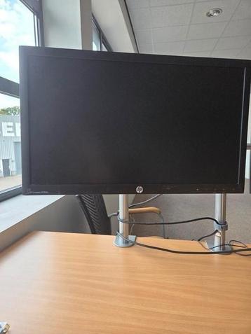 Monitoren met arm voor aan bureau 2x beschikbaar voor biedingen