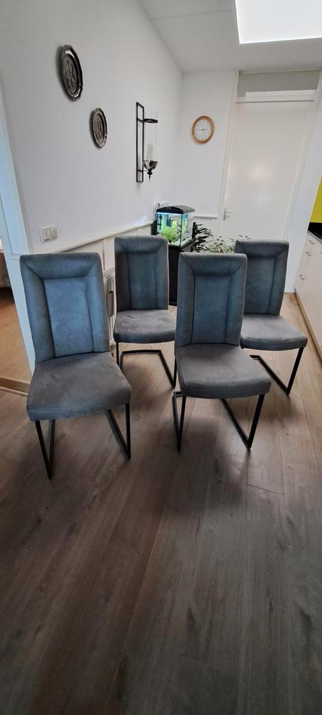 Vier grijze stoelen - Modern design, Huis en Inrichting, Stoelen, Gebruikt, Vier, Metaal, Stof, Grijs, Ophalen