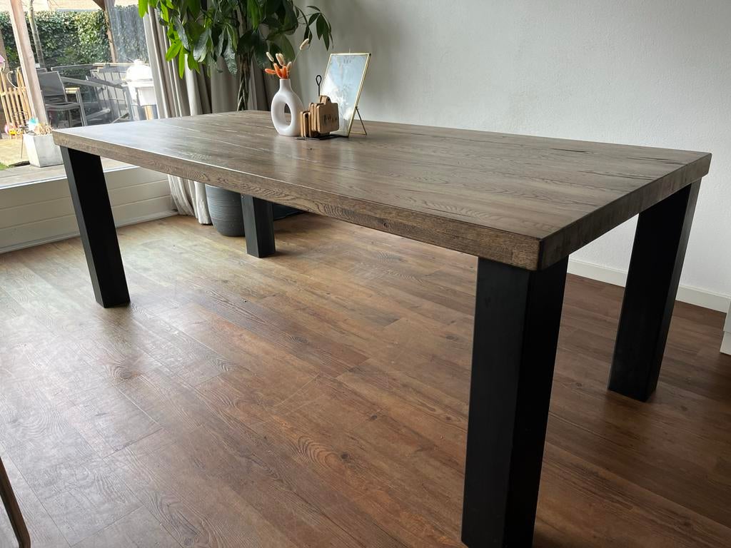 Eettafel met grijs houten blad en zwarte stalen poten, Huis en Inrichting, Tafels | Eettafels, Ophalen, Gebruikt, 100 tot 150 cm