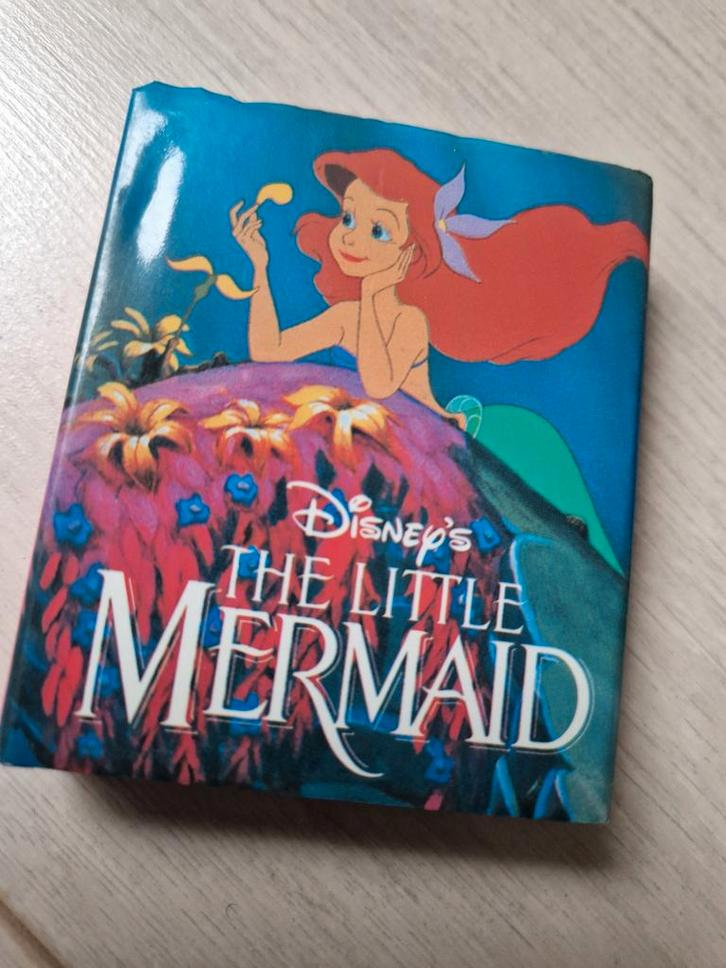 1991 miniature editions the little mermaid hardcover book, Verzamelen, Disney, Beeldje of Figuurtje, Overige figuren, Ophalen of Verzenden