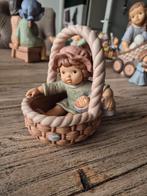 Goebel Nina en Marco Limpke meisje in mandje met baby, Verzamelen, Beelden en Beeldjes, Ophalen of Verzenden