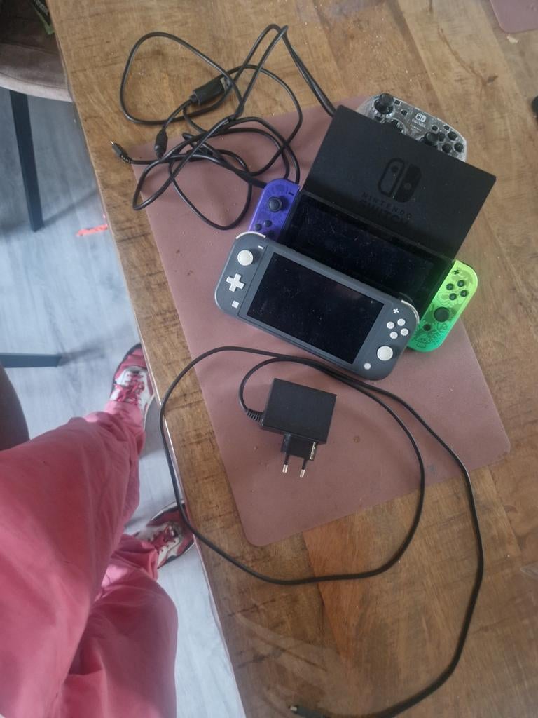 Nintendo Switch + Lite + Accessoires + Pokemon, Spelcomputers en Games, Spelcomputers | Sony PSP, Gebruikt, Overige modellen, Zwart