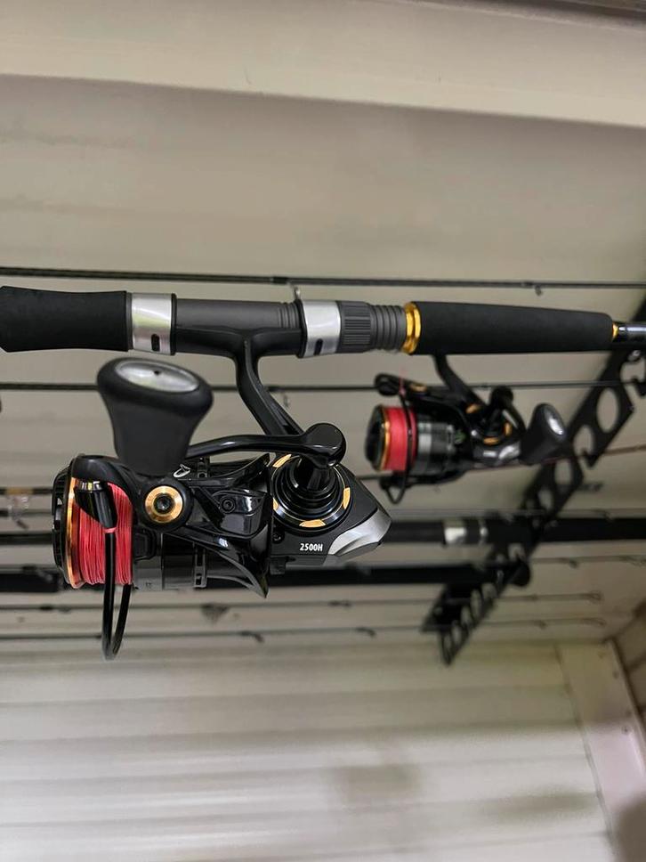 Savage Gear 2500 molen met Spiderwire Stealth Smooth 8 Rood., Watersport en Boten, Hengelsport | Karpervissen, Gebruikt, Molen