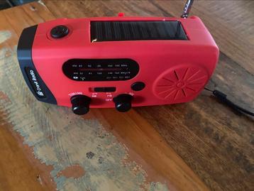 Noodradio met zaklamp en telefoonoplaadmogelijkheid  beschikbaar voor biedingen