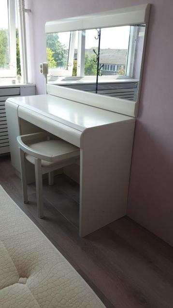 Kaptafel met spiegel en stoeltje