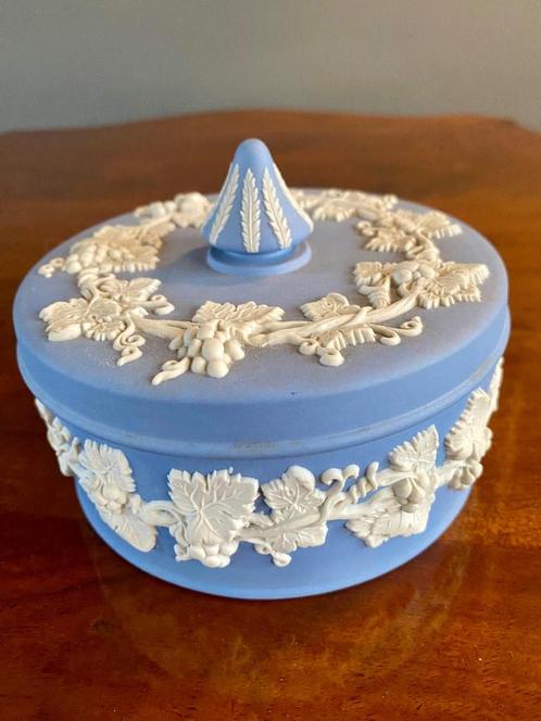 Wedgwood Jasperware doos, blauw/wit, druivenmotief, Antiek en Kunst, Antiek | Keramiek en Aardewerk, Ophalen of Verzenden