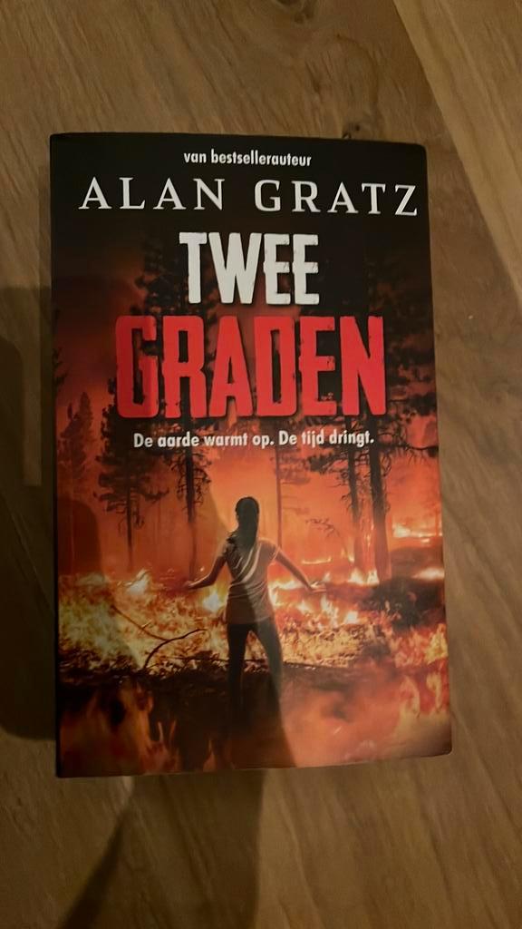 Alan Gratz - Twee graden, Boeken, Kinderboeken | Jeugd | 13 jaar en ouder, Zo goed als nieuw, Ophalen