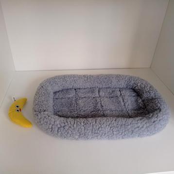 Mandje voor huisdieren + speeltje beschikbaar voor biedingen