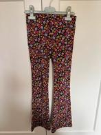 Zwarte flared broek – met fleurige bloemetjes – Maat 128, Broek, Meisje, Kids, Ophalen of Verzenden
