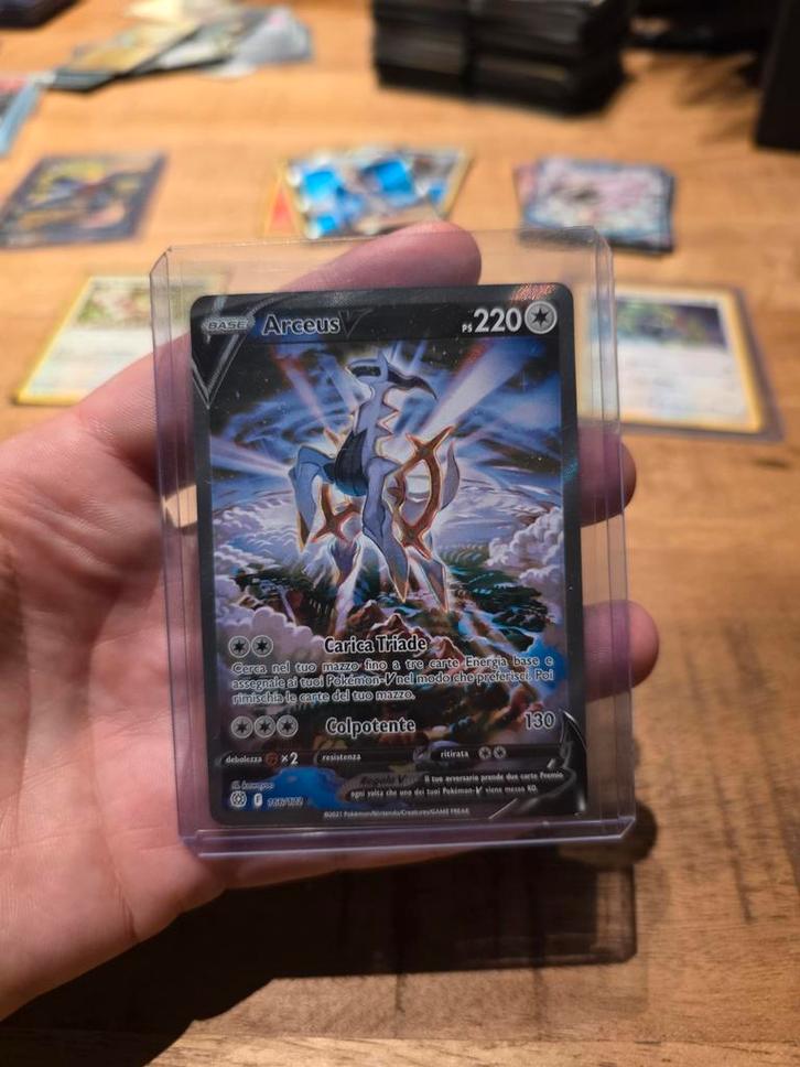 Pokemon Kaart - Arceus V 166/172 brilliant stars italiaan NM, Hobby en Vrije tijd, Verzamelkaartspellen | Pokémon, Zo goed als nieuw