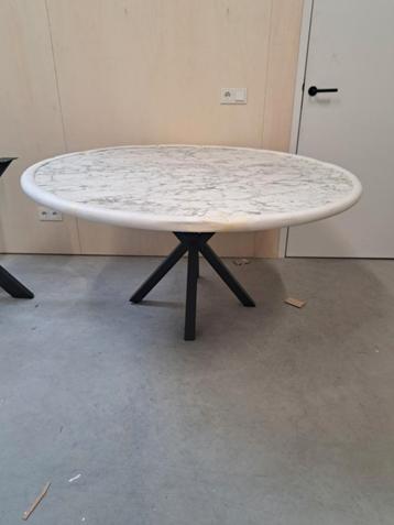 Ronde houtentafel nieuw beschikbaar voor biedingen