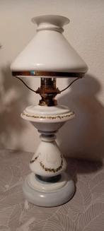 Antieke olielamp met witte glazen kap, Ophalen, Gebruikt, Glas, Minder dan 100 cm