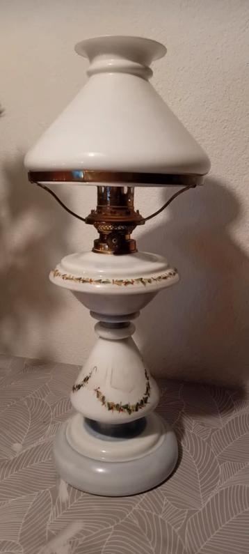 Antieke olielamp met witte glazen kap beschikbaar voor biedingen