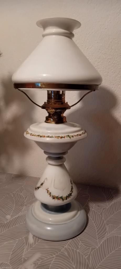 Antieke olielamp met witte glazen kap, Huis en Inrichting, Lampen | Vloerlampen, Gebruikt, Minder dan 100 cm, Glas, Metaal, Ophalen
