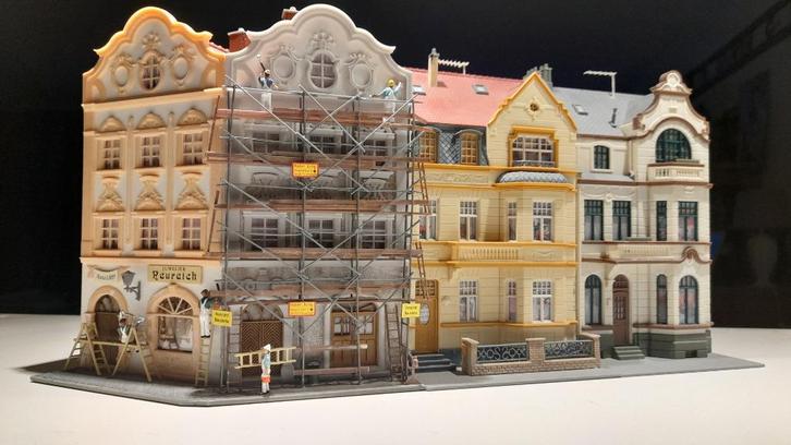 FALLER H0(130452) WINKEL-STADSHUIS MET STEIGER(GEPATINEERD), Hobby en Vrije tijd, Modeltreinen | H0, Zo goed als nieuw, Brug, Tunnel of Gebouw