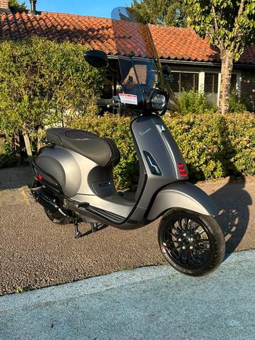 Custom vespa sprint vespucci beschikbaar voor biedingen